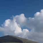 Nuvole sopra la montagna.