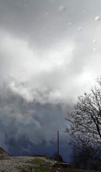 cielo nuvoloso e piovoso