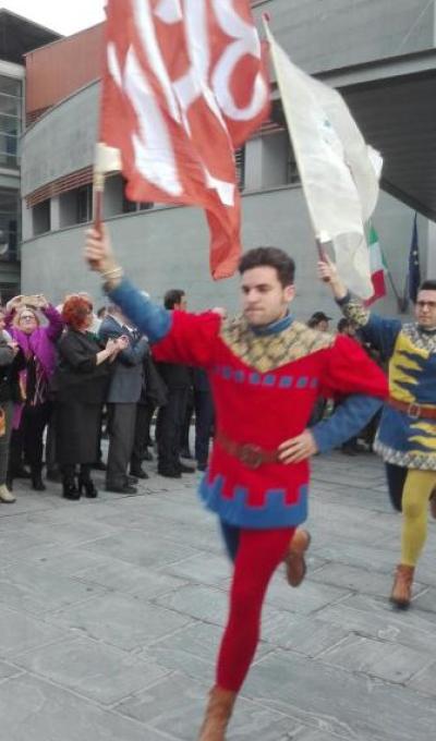 sbandieratori apertura ospedale di Branca